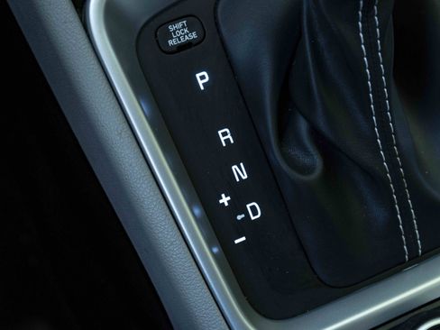 Used 2021 Hyundai Venue SEL FWD image 28