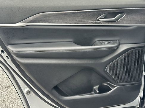 Used 2024 Jeep Grand Cherokee L Limited w/ Black Appearance Package image 23