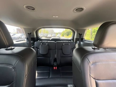 Used 2024 Ford Explorer XLT w/ Equipment Group 202A AWD/4WD image 19
