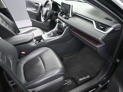 Used 2020 Toyota RAV4 Limited image 17
