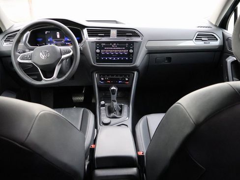 Used 2022 Volkswagen Tiguan SE image 17