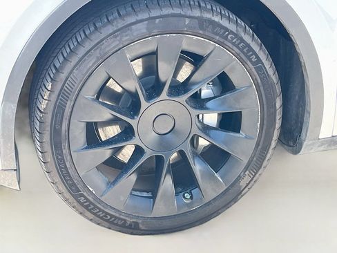 Used 2023 Tesla Model Y Long Range AWD/4WD image 32