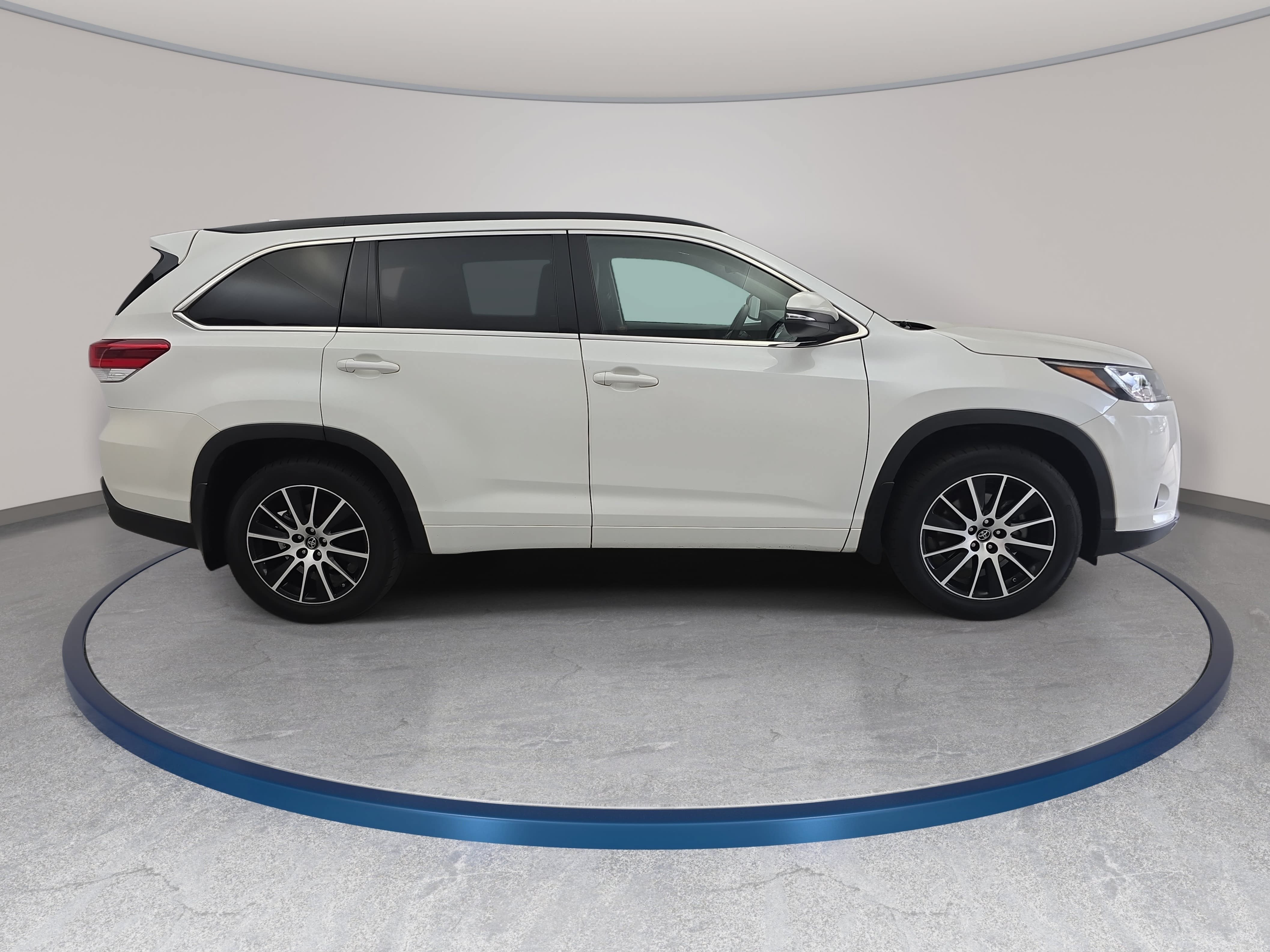 Used 2017 Toyota Highlander SE AWD/4WD image 4