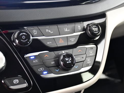 Used 2024 Chrysler Pacifica Touring-L FWD image 22