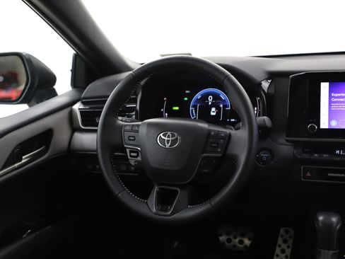 Used 2025 Toyota Camry SE image 14