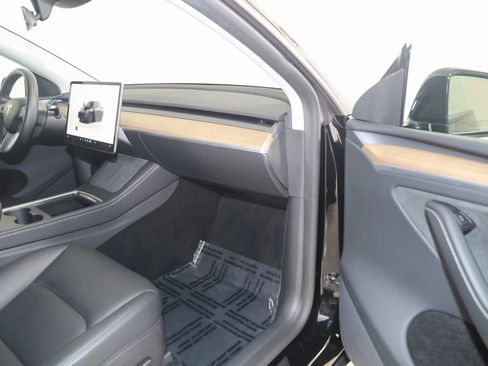 Used 2025 Tesla Model Y Long Range image 45