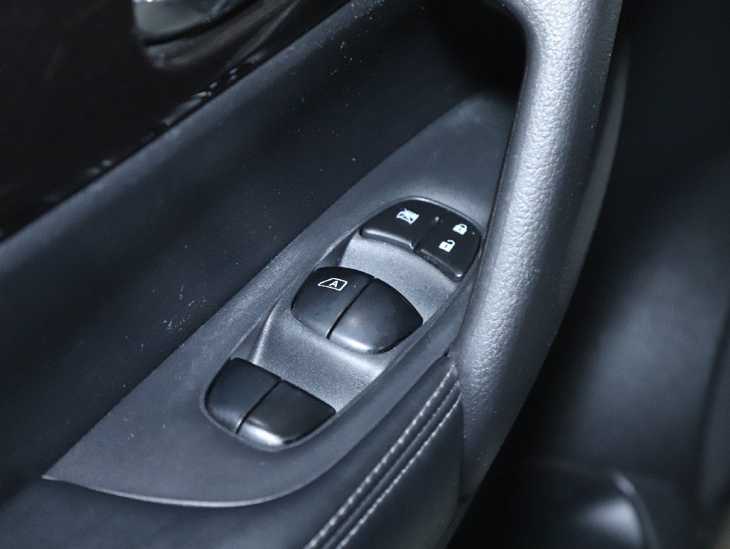 Used 2018 Nissan Rogue S AWD/4WD image 17