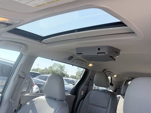 Used 2017 Toyota Sienna XLE w/ XLE Navigation Package FWD image 12