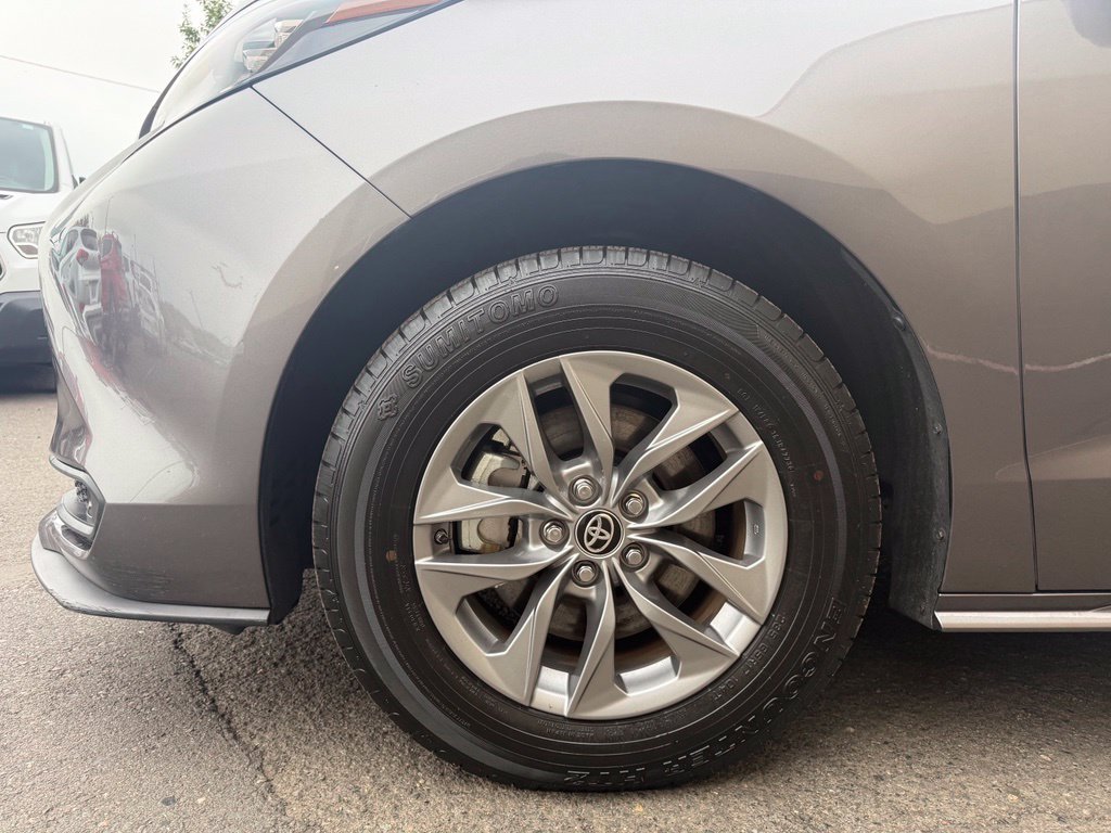 Used 2024 Toyota Sienna LE FWD image 11