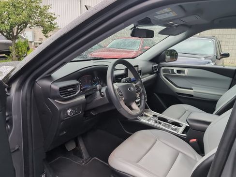 Used 2021 Ford Explorer XLT w/ Equipment Group 202A AWD/4WD image 13