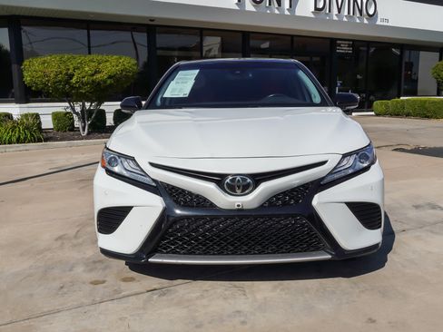 Used 2019 Toyota Camry XSE FWD image 3
