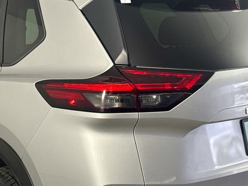 Used 2023 Nissan Rogue SV image 36