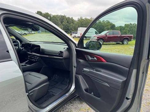 Used 2025 Chevrolet Traverse Z71 AWD/4WD image 17