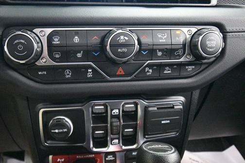 Used 2024 Jeep Gladiator Mojave w/ Technology Group AWD/4WD image 17