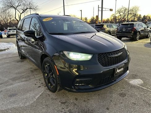 Used 2023 Chrysler Pacifica Limited w/ S Appearance Package image 4