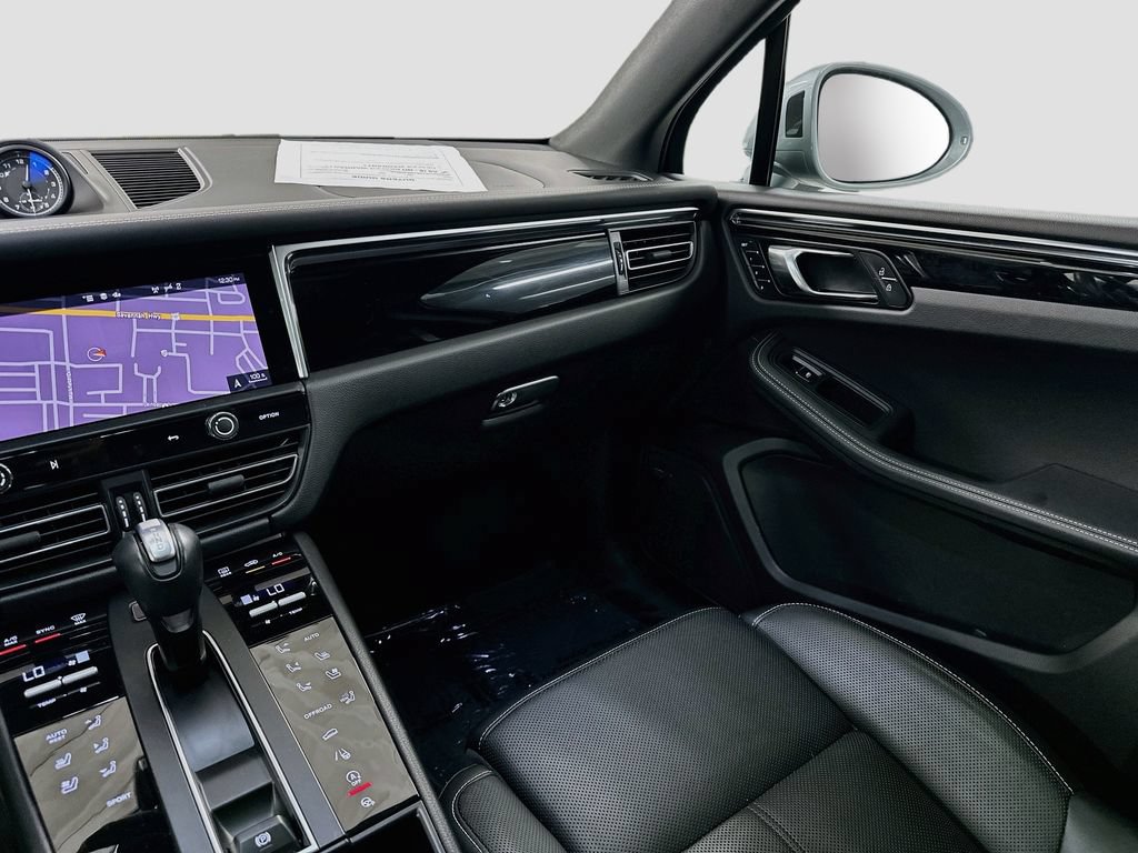 Certified 2025 Porsche Macan AWD/4WD image 24