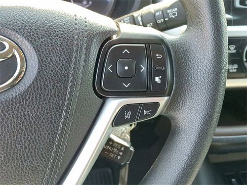 Used 2019 Toyota Highlander AWD V6 image 24