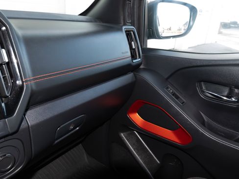 Used 2025 Nissan Frontier PRO-4X image 26