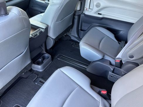 Used 2021 Toyota Sienna XLE image 9