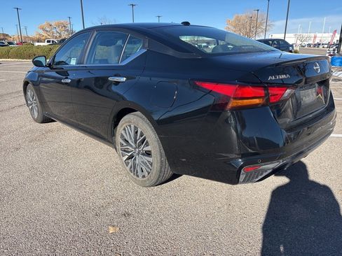 Used 2024 Nissan Altima 2.5 SV image 3