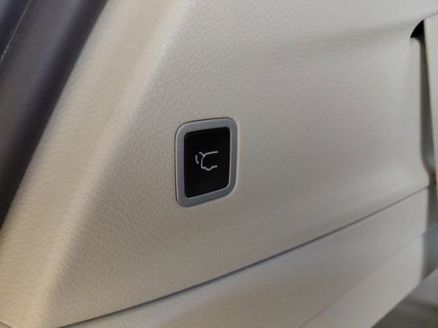 Used 2024 Chrysler Pacifica Touring-L image 47