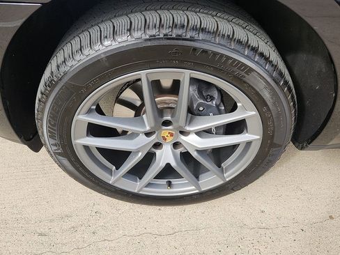 Certified 2025 Porsche Macan image 8