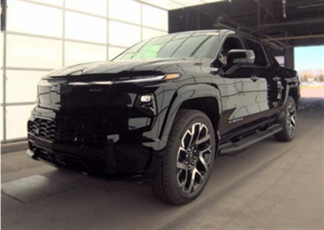 Used 2025 Chevrolet Silverado EV RST AWD/4WD image 1