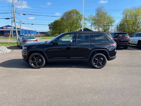 Used 2023 Jeep Grand Cherokee Limited w/ Black Appearance Package AWD/4WD image 8