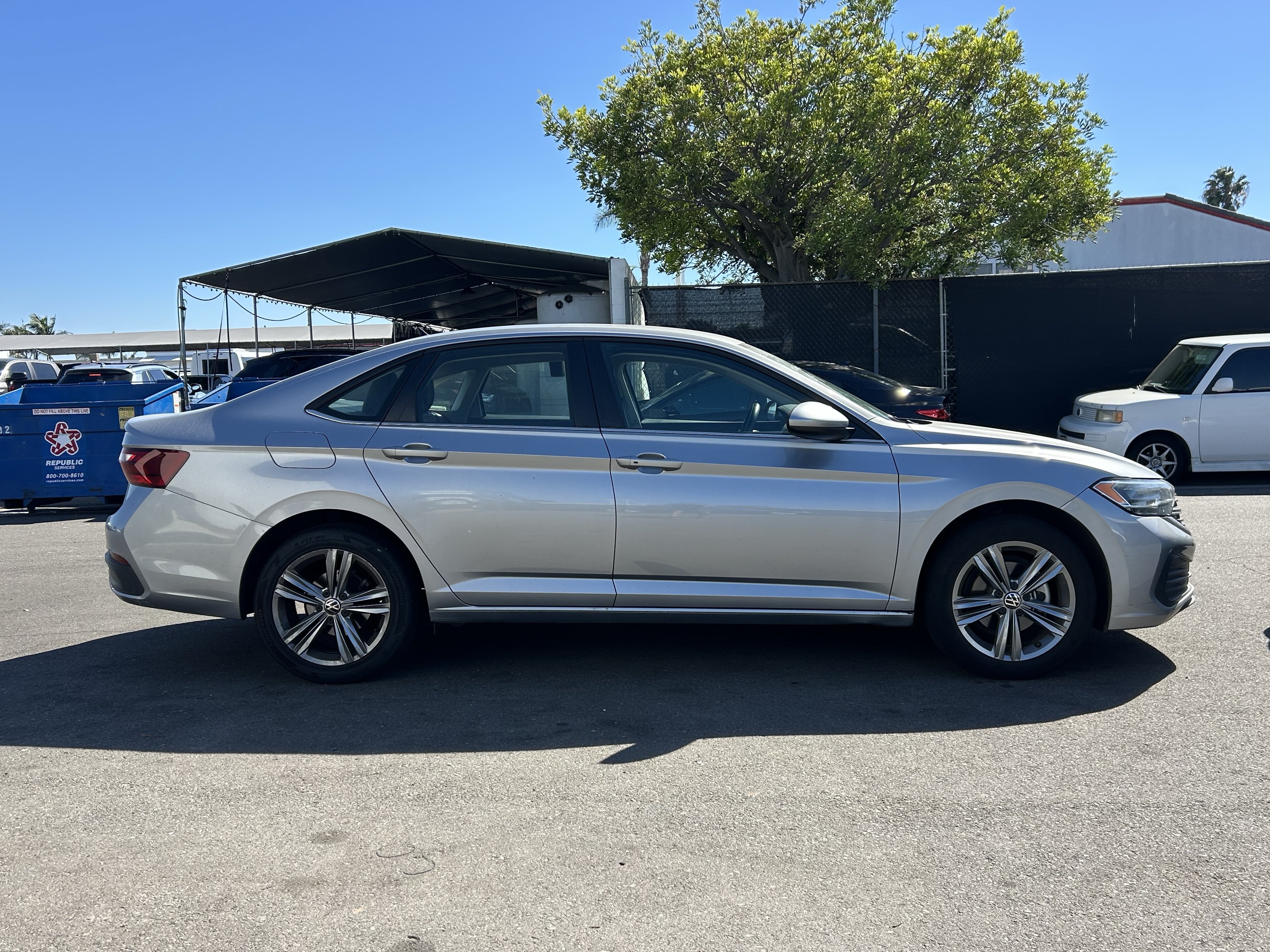 Used 2024 Volkswagen Jetta SE FWD image 2