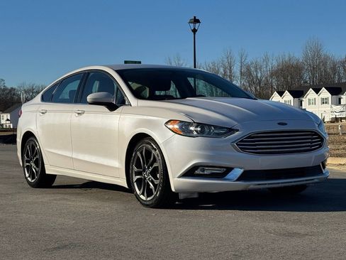 Used 2018 Ford Fusion SE w/ Equipment Group 201A image 3