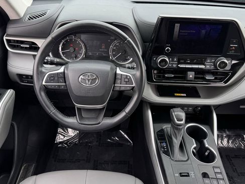 Used 2023 Toyota Highlander XLE FWD image 11
