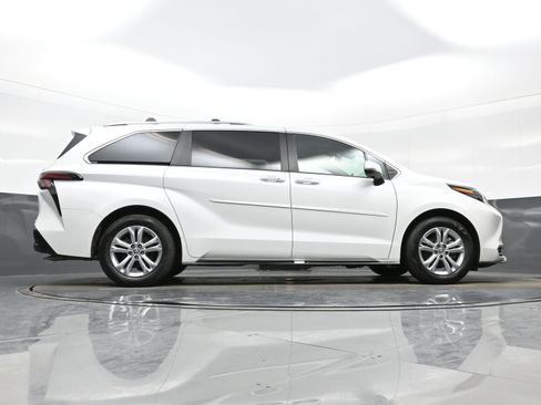 Used 2024 Toyota Sienna Platinum image 34