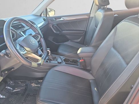 Used 2023 Volkswagen Tiguan SE w/ Panoramic Sunroof Package image 9
