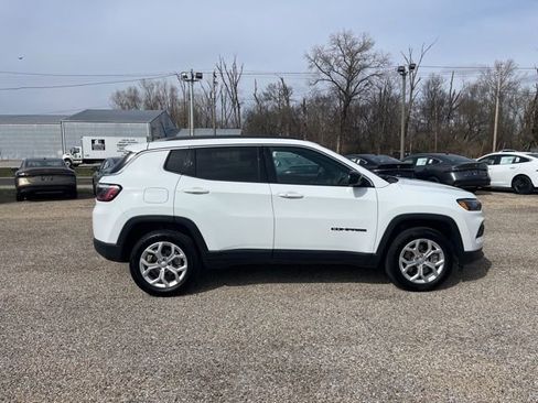 Used 2024 Jeep Compass Latitude image 2