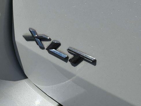 Used 2022 Ford Explorer XLT AWD/4WD image 11