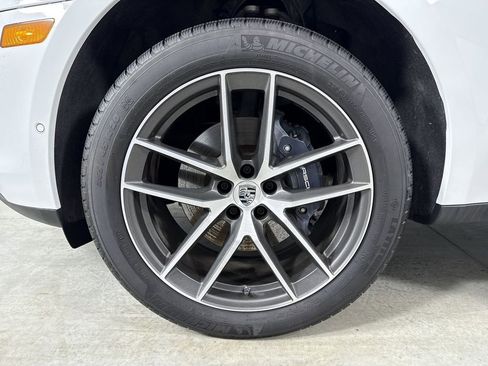Certified 2025 Porsche Macan image 13