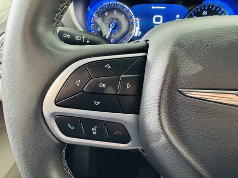 Used 2023 Chrysler Pacifica Touring-L FWD image 12