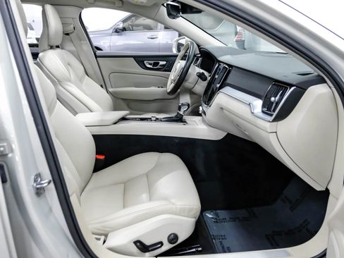 Used 2020 Volvo V60 T5 Momentum image 33