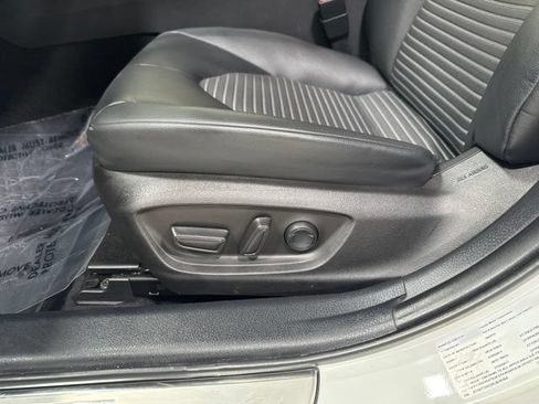 Used 2019 Toyota Camry SE FWD image 5