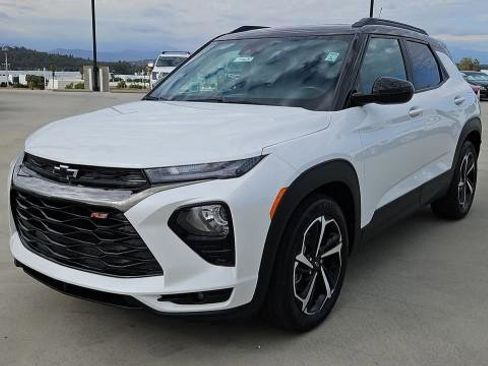 Used 2022 Chevrolet TrailBlazer RS w/ Sun and Liftgate Package FWD image 1