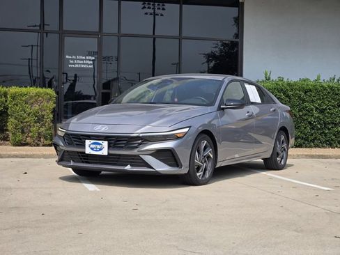 Certified 2025 Hyundai Elantra Sport FWD image 3