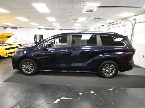 Used 2025 Toyota Sienna XLE FWD image 4