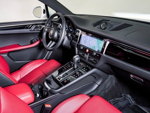 Certified 2025 Porsche Macan image 14