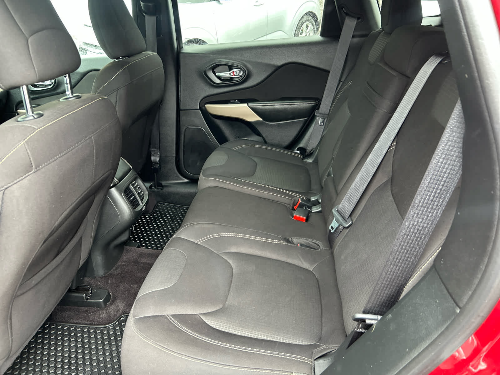Used 2017 Jeep Cherokee Latitude w/ Cold Weather Group FWD image 22