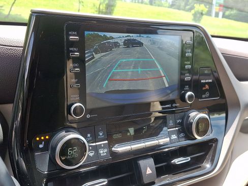 Used 2021 Toyota Highlander XLE AWD/4WD image 24