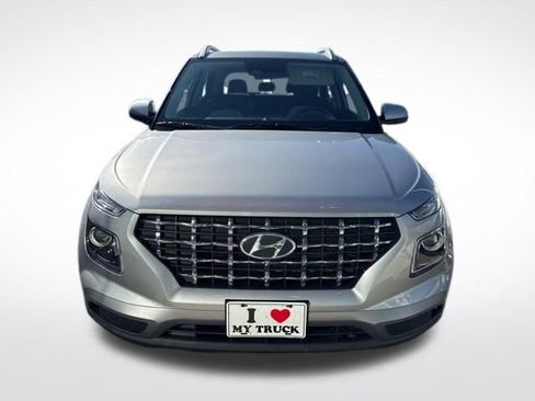 Used 2025 Hyundai Venue SEL image 2