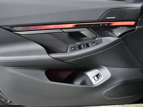 Used 2025 BMW i5 xDrive40 w/ Premium Package image 22