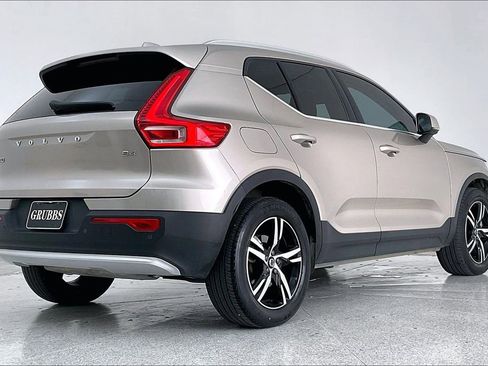 Used 2023 Volvo XC40 B4 Plus image 2