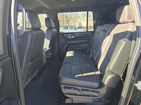 Used 2022 Chevrolet Suburban Z71 image 12