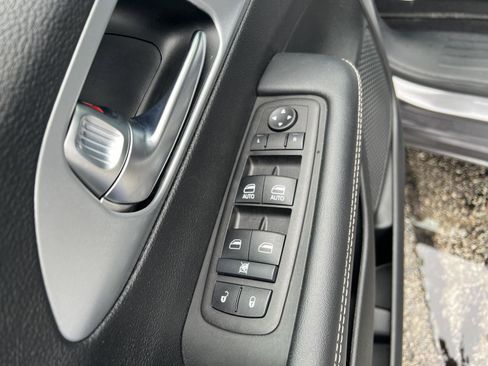 Used 2023 Chrysler Pacifica Touring-L w/ S Appearance Package FWD image 13
